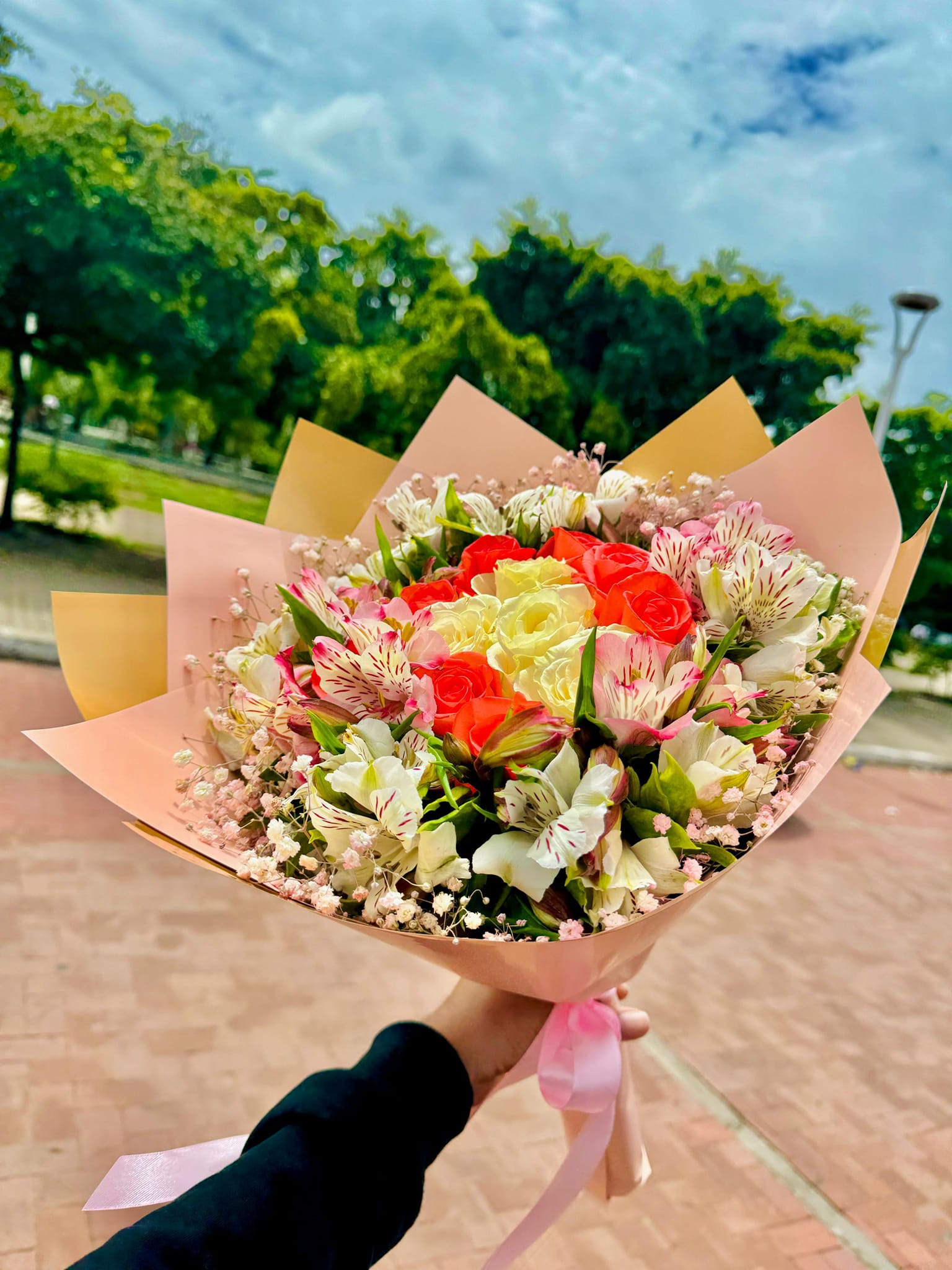 Ramo clásico con rosas rojas, blancas y alstroemerias con gypsophila
