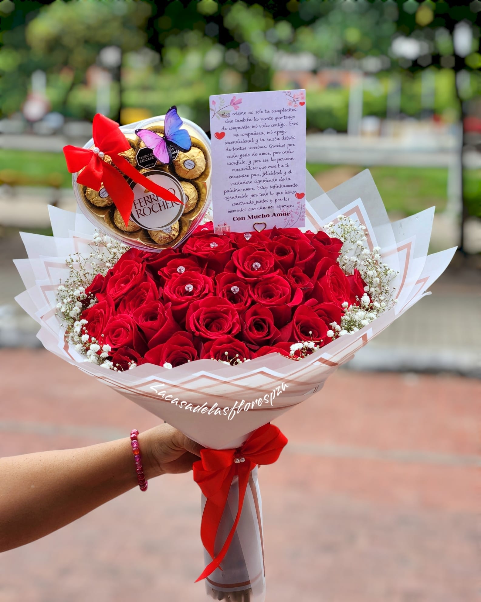 Ramo de rosas rojas con Ferrero Rocher y tarjeta personalizada